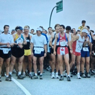 Trevor Wakelin (third from left, wearing blue and yellow singlet) at the start of the 2001 Knee Knacker.