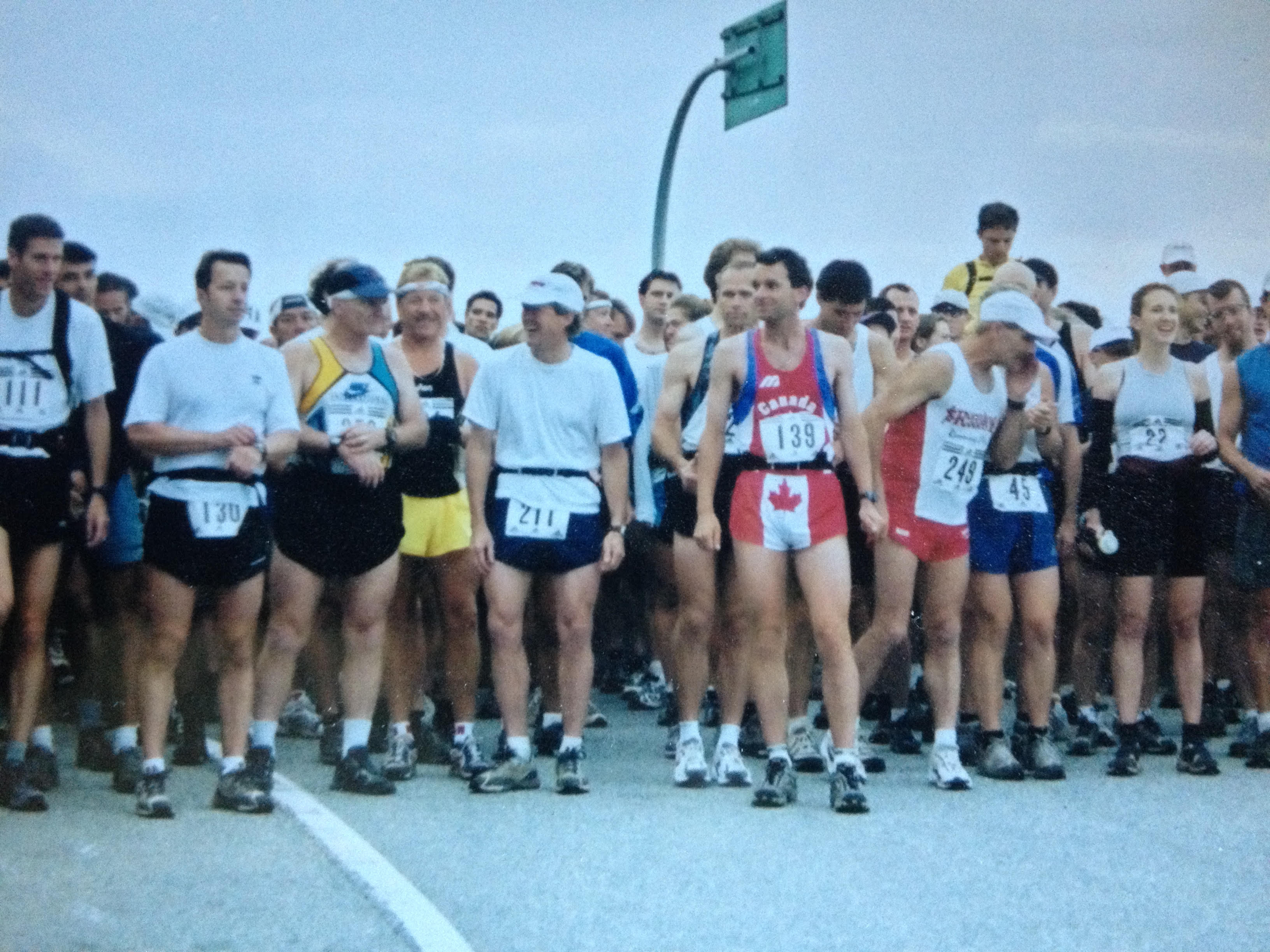 Trevor Wakelin (third from left, wearing blue and yellow singlet) at the start of the 2001 Knee Knacker.